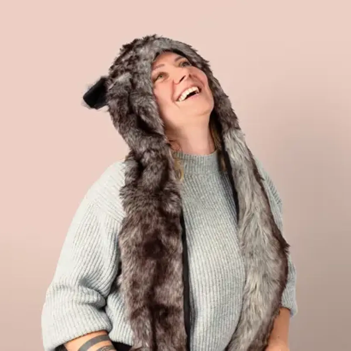 Person mit Wolfsmütze auf dem Kopf
