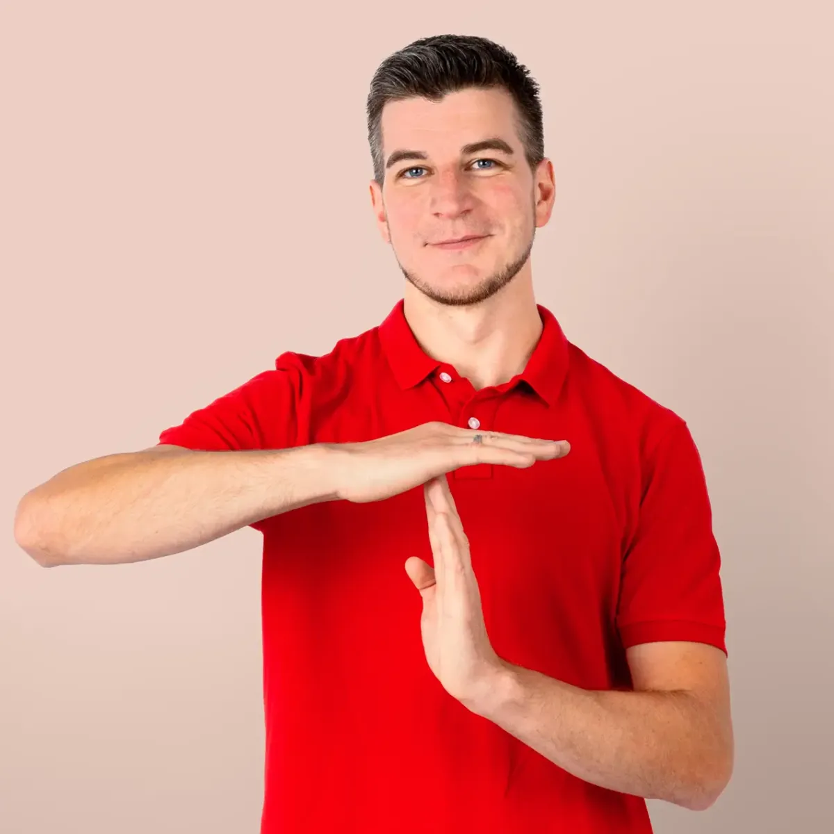 Person in rotem T-Shirt