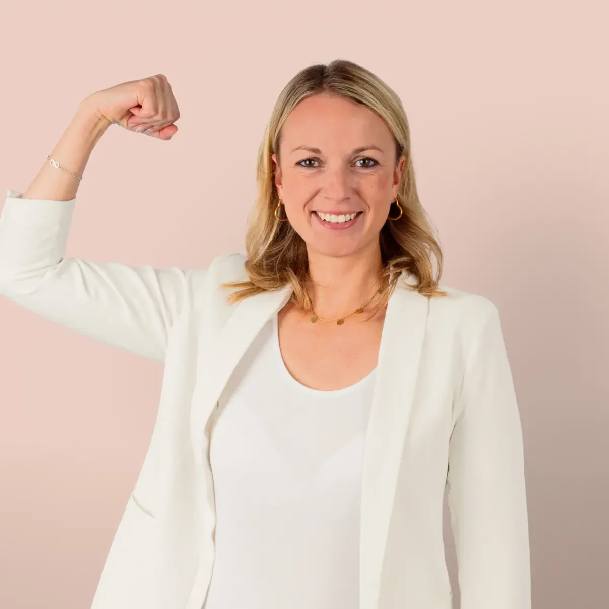 Person mit erhobenen Oberarm